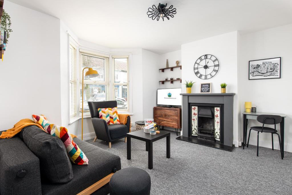 Extended Stays-Parking-Sleeps5-By FabAccommodation, Bristol