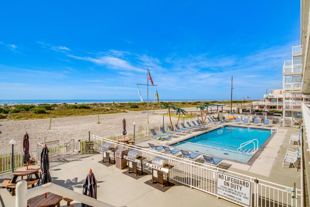 Walk to Shore Wildwood Crest Studio with Pool View!, Wildwood Crest