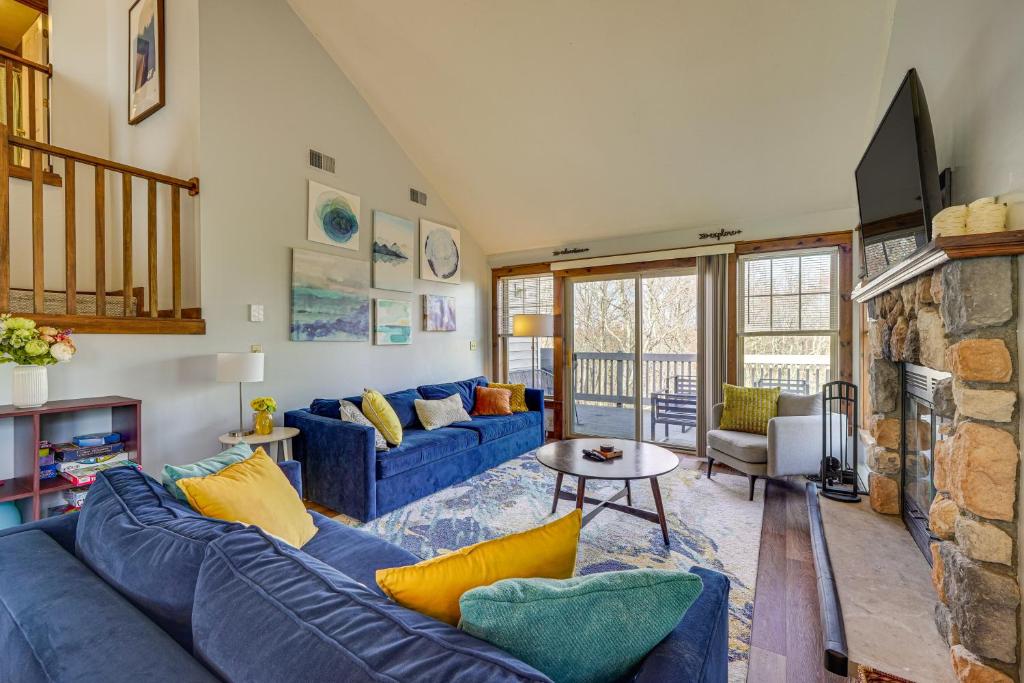 Spacious Modern Home about 1 Mi to Camelback Mountain!, Tannersville