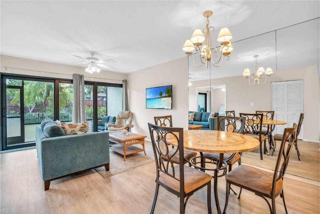 First Floor With Lake and Fountain Views, Naples