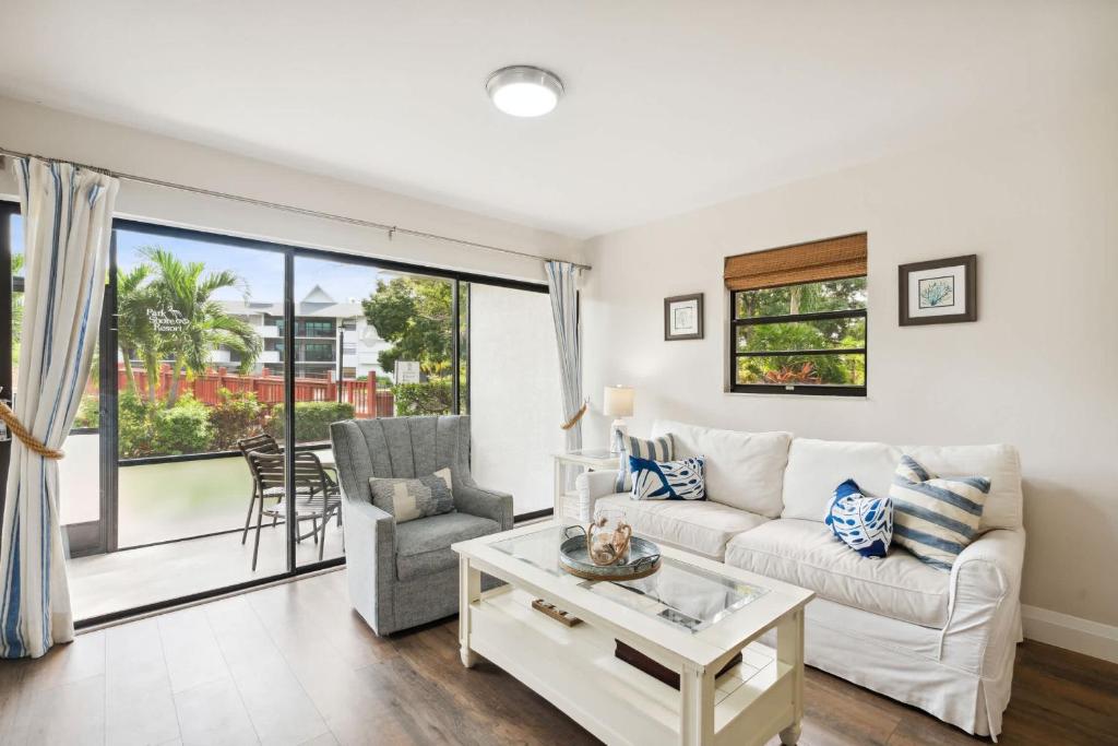 End Unit - Renovated Resort Views and Close to the Lobby, Naples