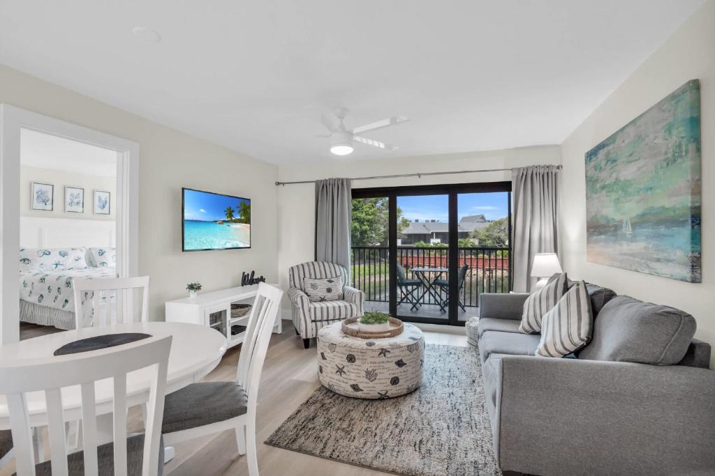 Updated and Beautiful Views, Naples