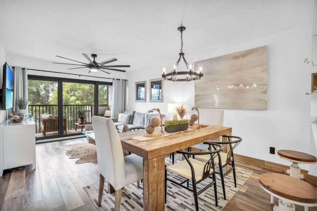 Designer Furnished and Views, Naples