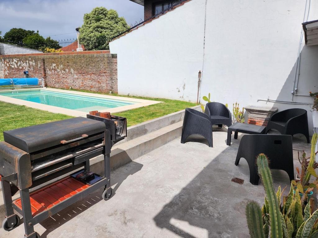 Casa con 2 dormitorios, pileta, parrilla y cocheras - 1