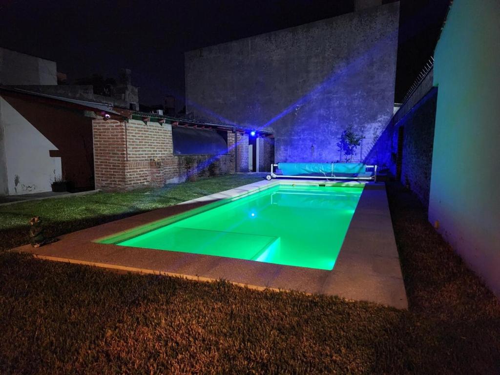Casa con 2 dormitorios, pileta, parrilla y cocheras - 2