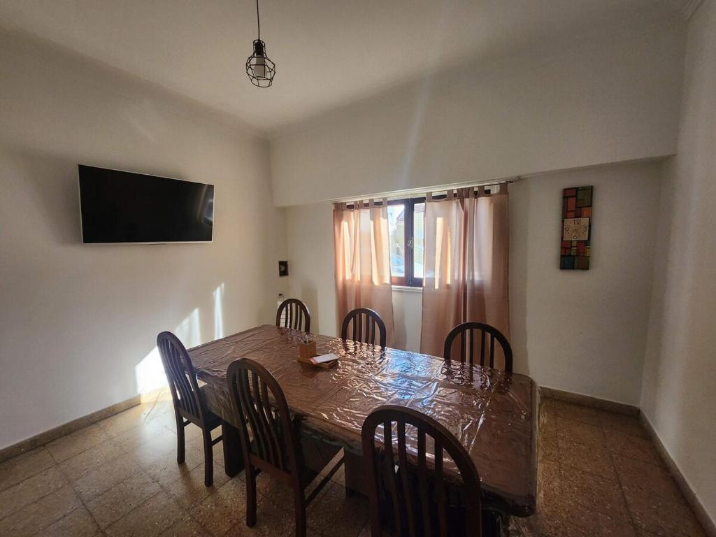 Casa con 2 dormitorios, pileta, parrilla y cocheras - 3