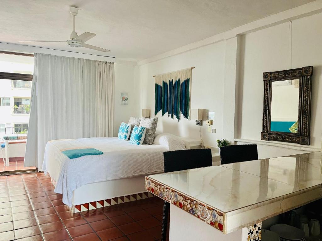 Beautiful Jr Suite in the heart of Puerto Vallarta half a block from the beach, Puerto Vallarta