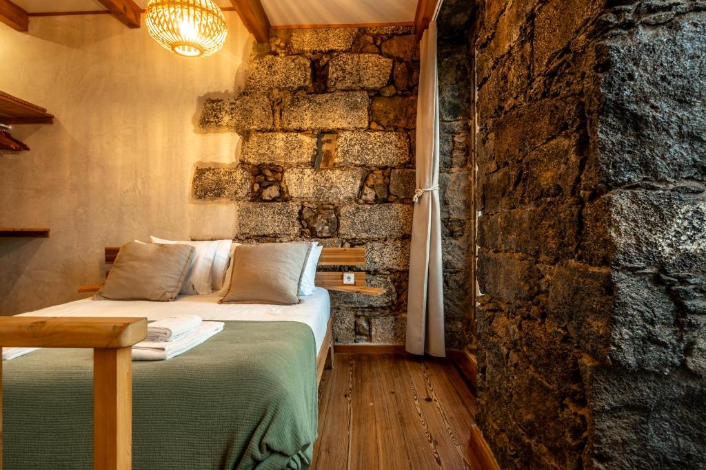 Knock Knock I, Ponta Delgada