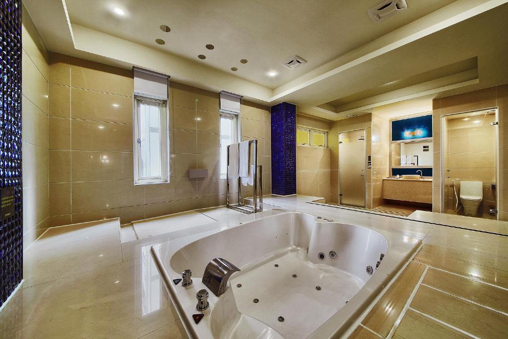 Hot tub, i NEED精品汽車旅館-新竹旗艦店 in Hsinchu