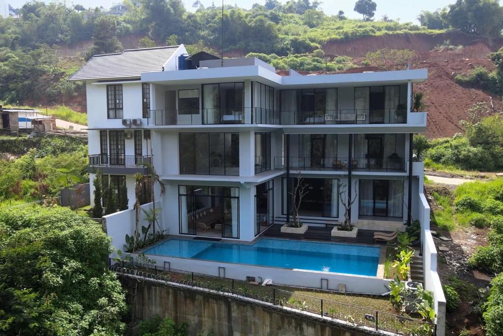 Kireina Mori Forest View Villa 6 bedrooms with a private heated swimming pool and a movie room Kireina Mori Forest View Villa 6 bedrooms with a private heated swimming pool and a movie room