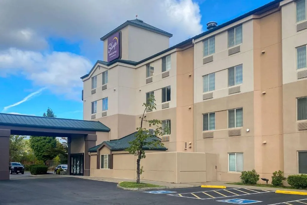 Sleep Inn & Suites Roseburg North Near Medical Center，位于罗斯堡的酒店