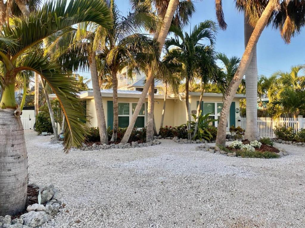 Lay'By, Too, Holmes Beach