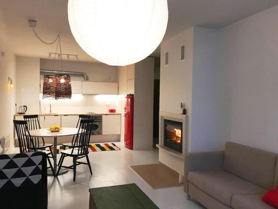 Host2U Art AP - Fireplace - Free parking - 5min Gondola, Bansko