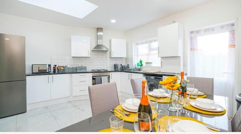 Contractor Haven, 6 bed house, sleeps 14 Parking x 2 WIFI Smart TV Central location, Goodmayes