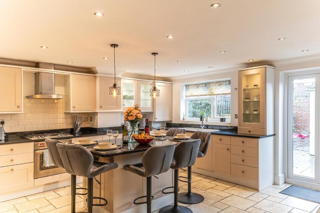 3 Bed House Old Portsmouth With Hottub & Parking 2Min walk to Beach & Gunwharf, Portsmouth