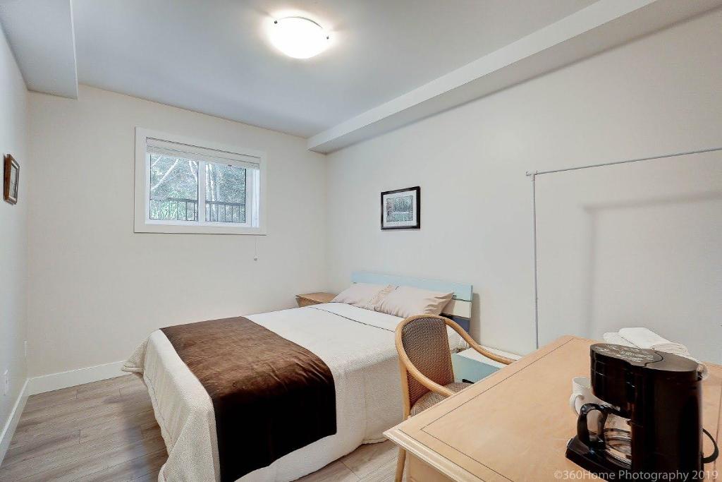 T Bright & Cozy Queen & Sofa Beds Room Ensuite, West Vancouver