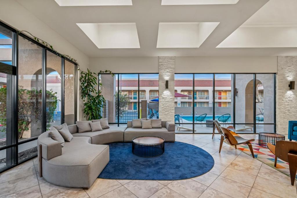 Signature Inn Indio I-10 Coachella Valley by Sonesta フロント・ロビー