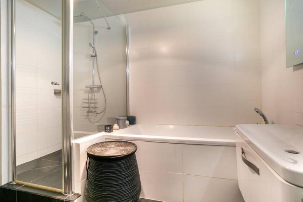 Amazing Premium flat, fantastic location, 1290 Sqf - 3