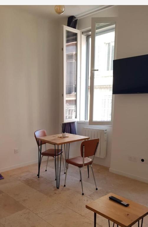 Central and comfortable studio, near train station, Marseille