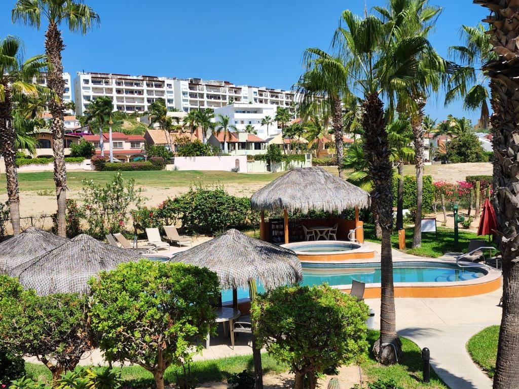 Beach Eateries Shops 10 min walk Golf view - 5