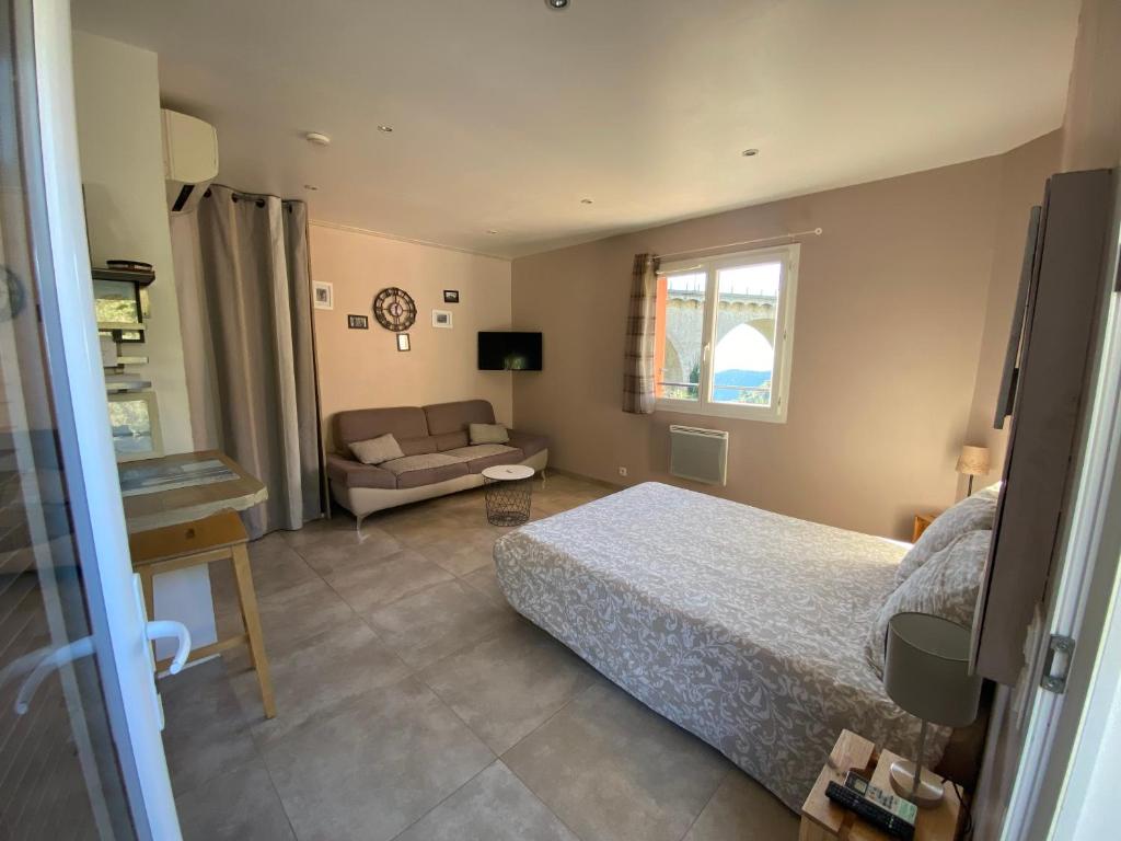 STUDIO pied village EZE - dans VILLA - Parking Gratuit - 4