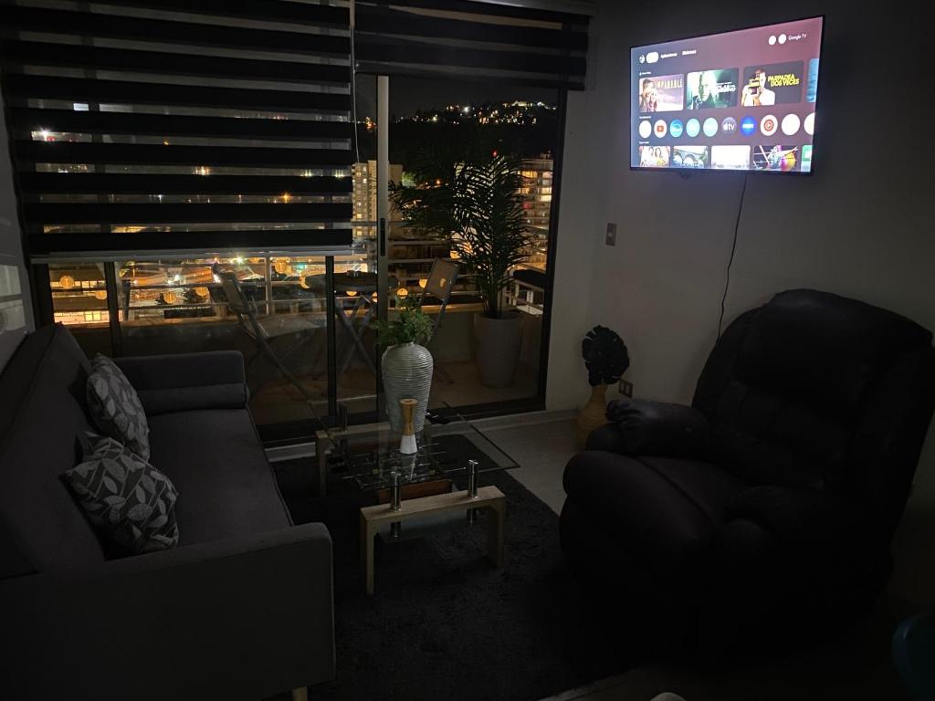 Hermoso Departamento con excelente vista, a pasos de la Quinta Vergara, cercano a Reloj de Flores y Playa Caleta Abarca - 1