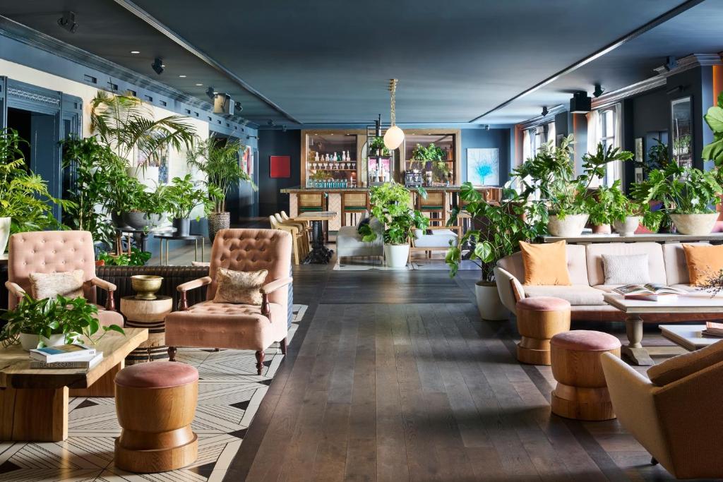 Aster Hotel, Restaurant