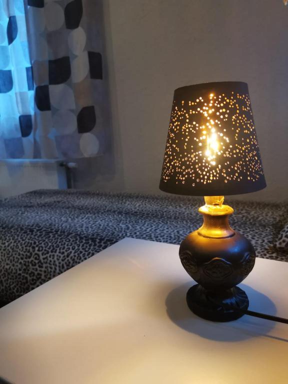 Alejas KAMBARI, Bēne