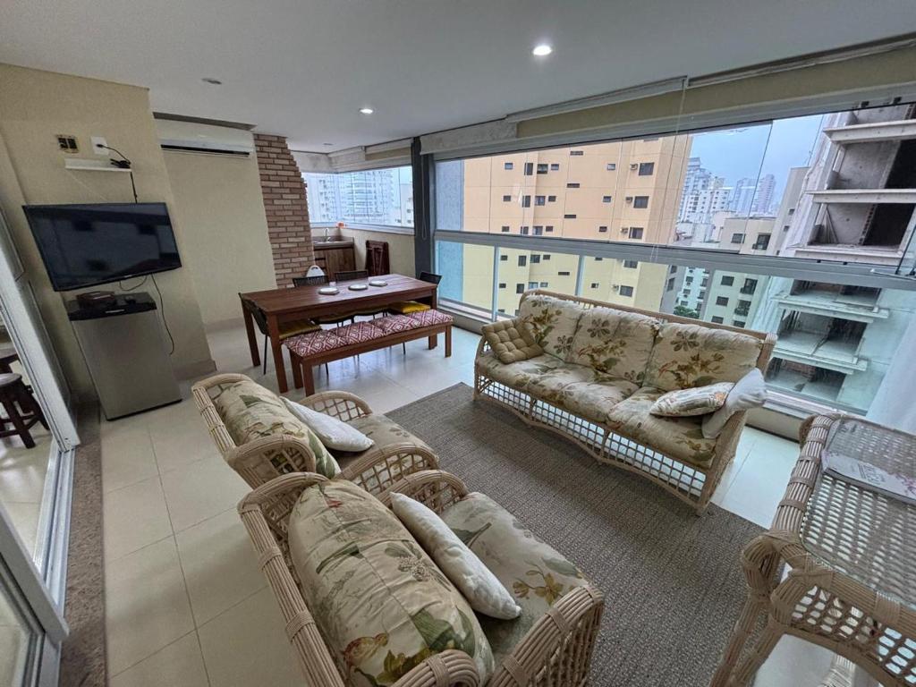 Apto no Guarujá com Varanda Gourmet próximo à praia da Enseada, Guarujá