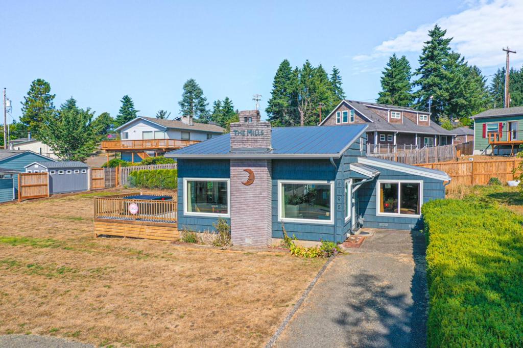 Moon Over The Mills, Neotsu