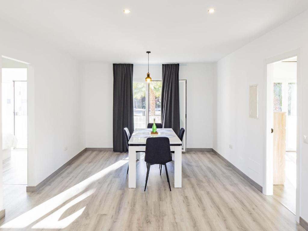Cubo's Luna Town Center Apartment - 4