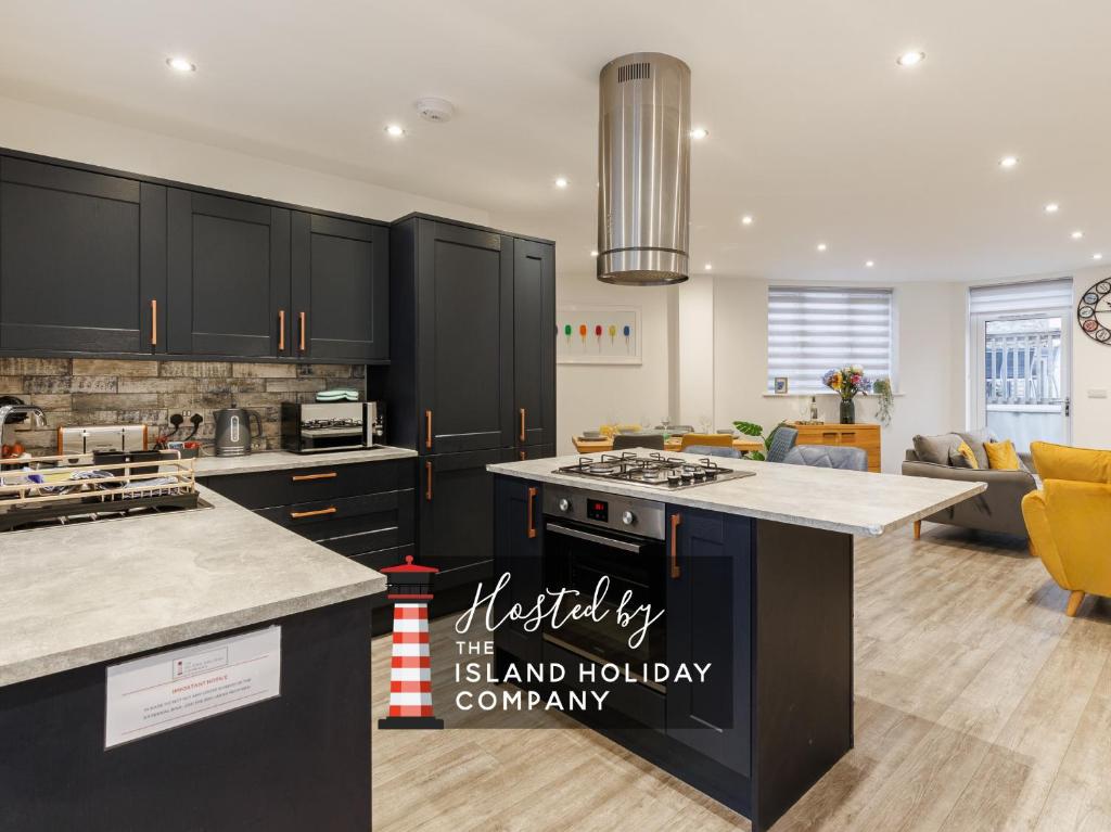 Jollys-Contemporary Beachfront Property, Pet Friendly with Hot Tub, Sandown