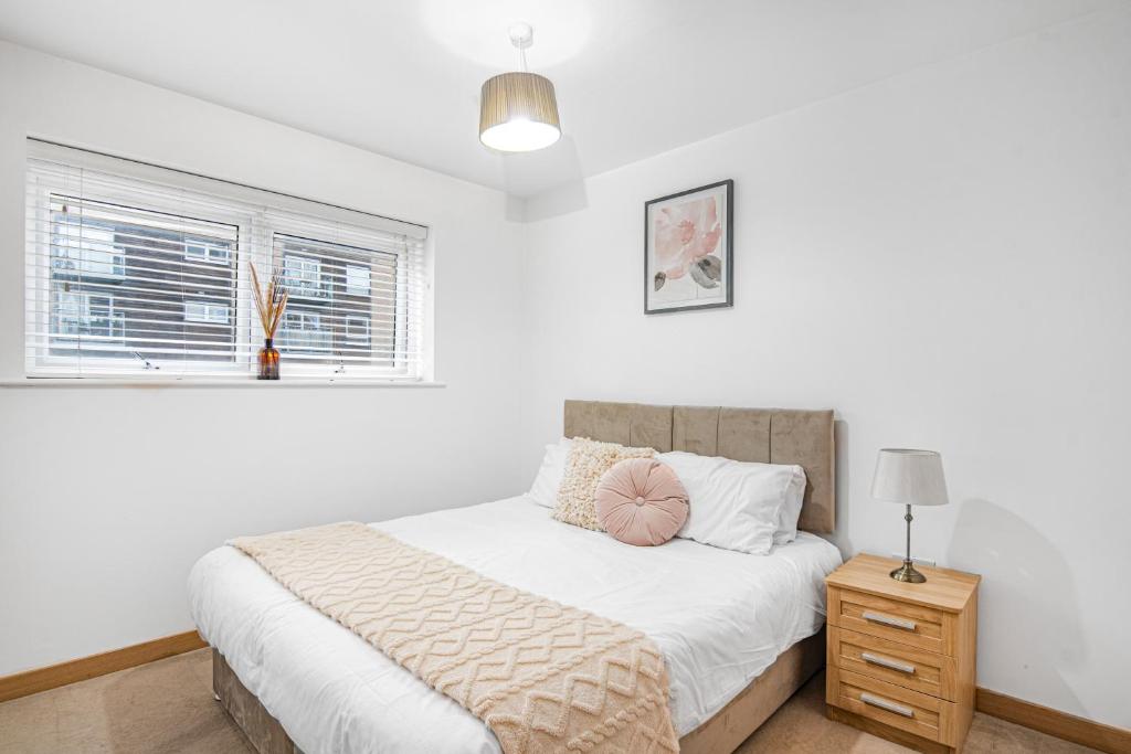 OnSiteStays - 2 Bed, 2 Bathroom, WiFi and Free Underground Secure parking - 5 Mins walk to town centre, Basildon