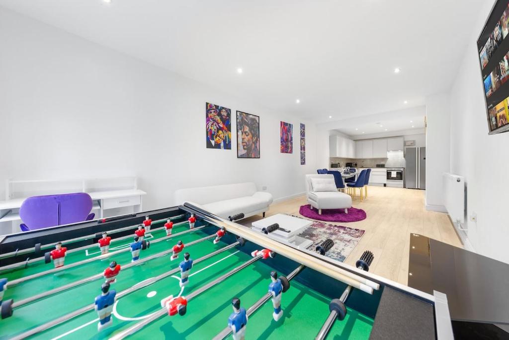 Purple Reignz - 3BR - close to LDN, Brent Station