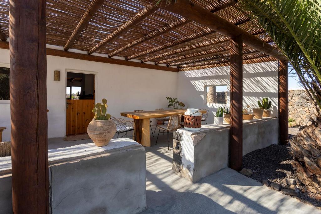 Rustic Chalet with pool in Lajares center - 5