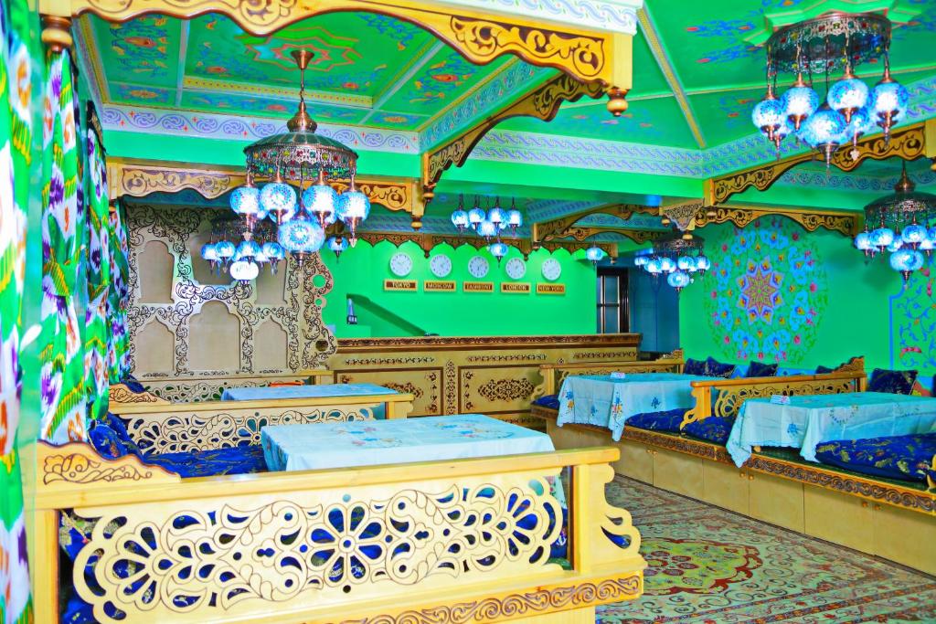 Shared lounge/TV area, HON SAROY - immerse atmosphere in the epoch of the khans in Tashkent