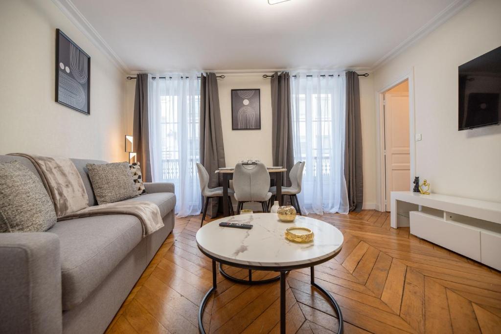CIA - rue du Colisée, near Champs Élysées - 5