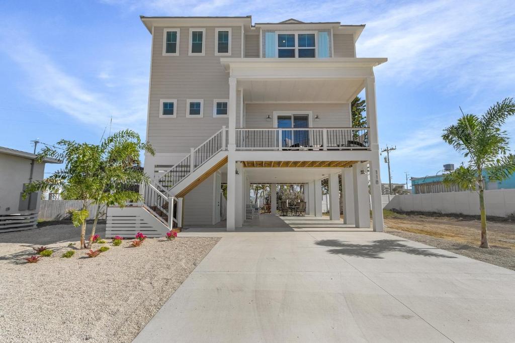 118 Fairweather Ln - Brand New 4 BedDen 4,5 Bath Home w,Hot Tub home, Fort Myers Beach