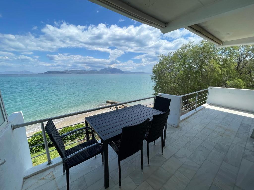 Stunning Beachfront Apartment Strátos, Nerántza