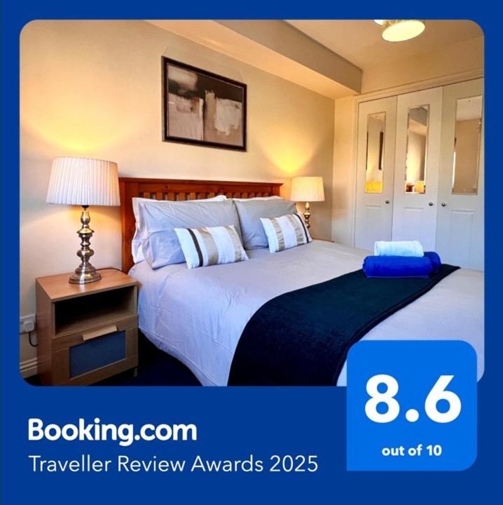 Stylish Modern Flat with Juliet Balcony & Parking, Glasgow