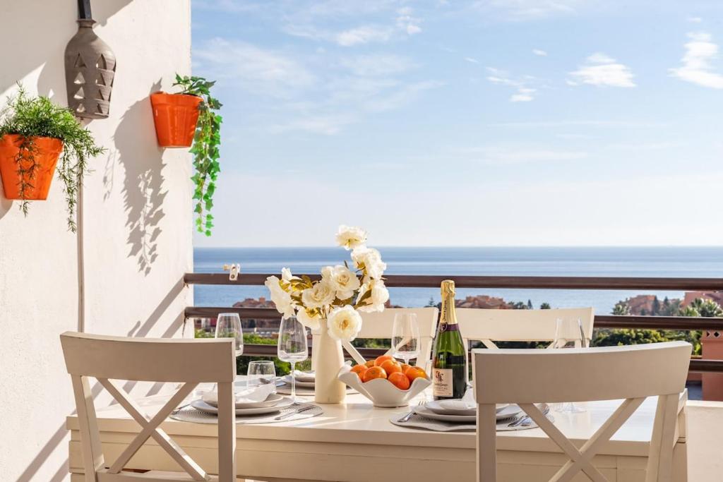 Coastal Escape & Sea Views by Domvia, Manilva