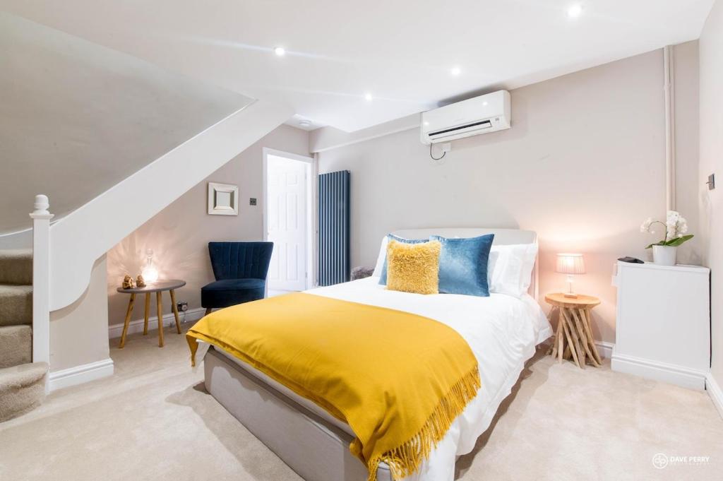 The Hideaway, Warwick