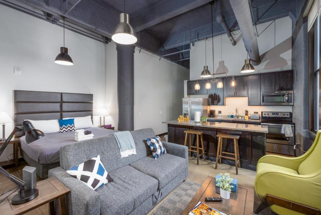 Steps 2 Everything! - KING Bed - Amazing Roof and Gym, Pittsburgh