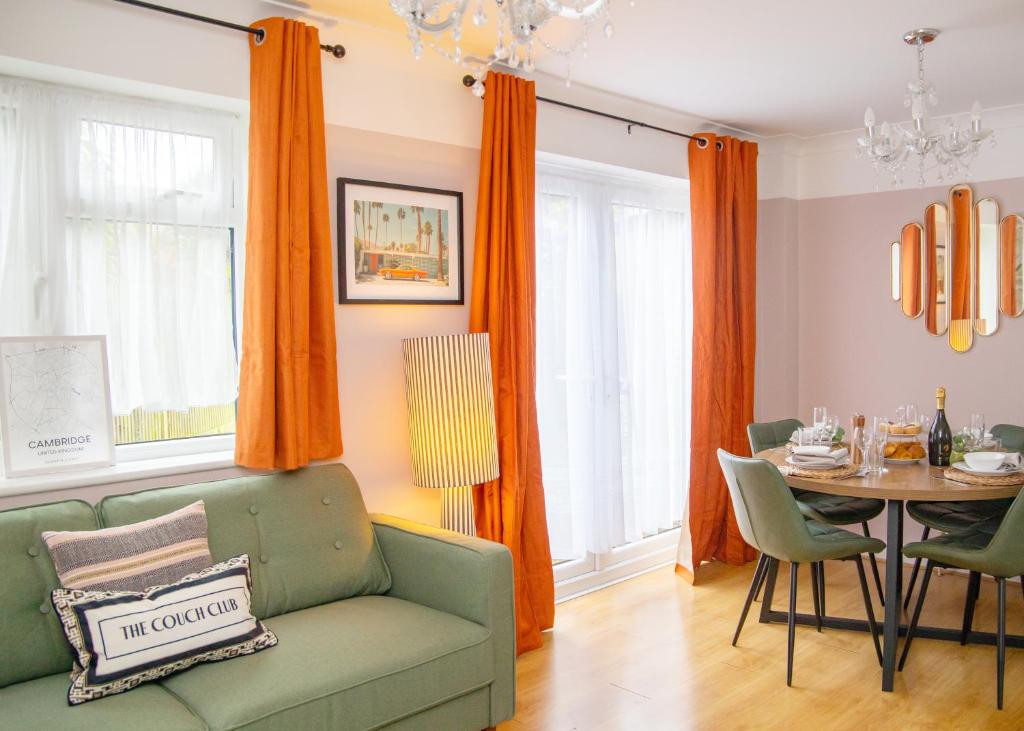 3x Bed Elegant House with Private Parking, Sawston