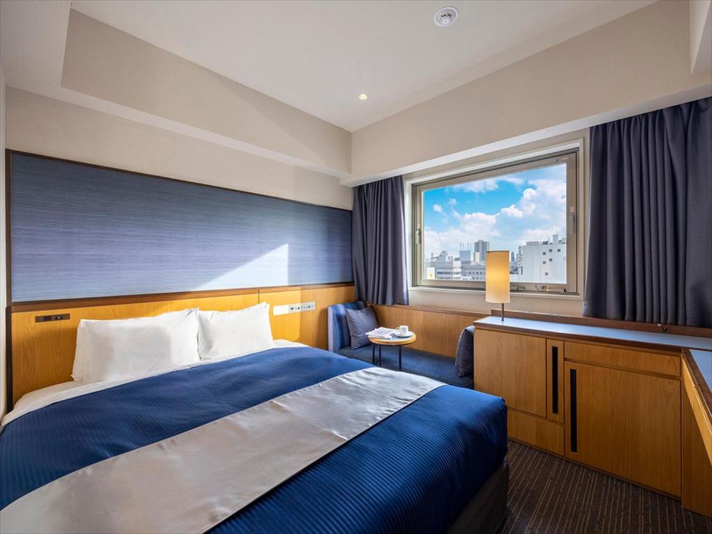 Hotel Room 5
