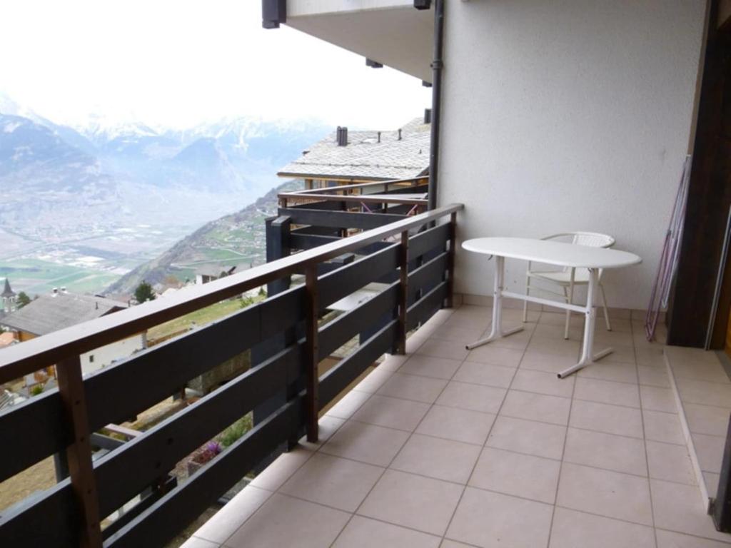 Charming apartment with hill view - 5