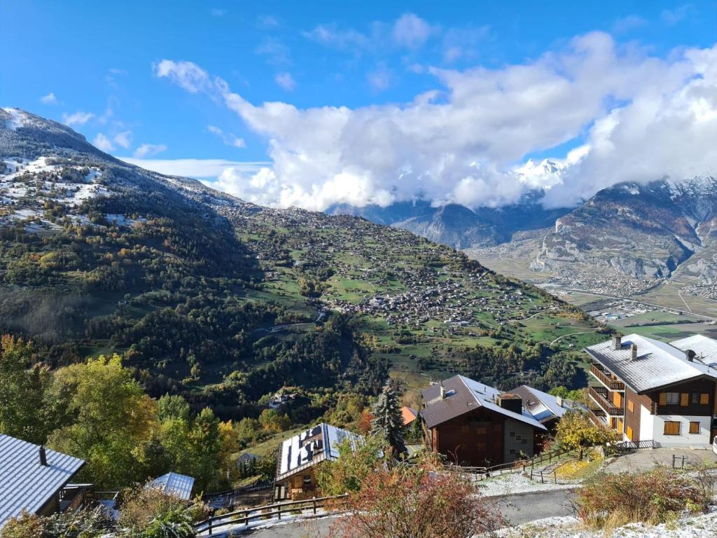 Flat in Veysonnaz near Ski Lift & Valley Views, Veysonnaz