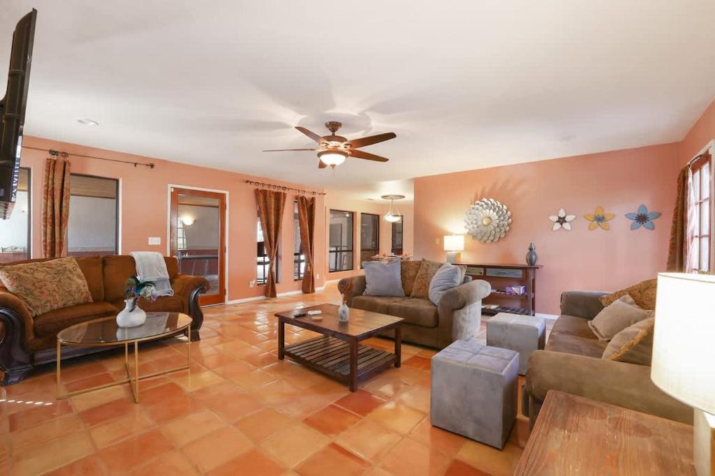 Happy Hours Pretty Quiet Comfortable Suite #2, Visalia