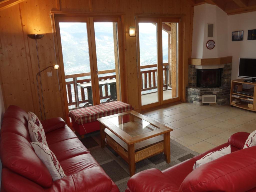 Hilltop apartment with views - 4