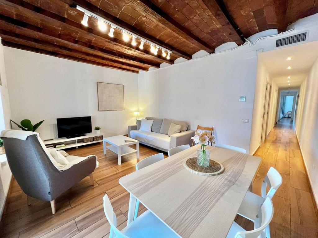 Bright & Spacious Family Flat in Central Barcelona, Barcelona